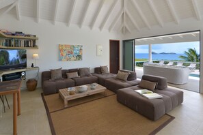 TV connectée, livres, chaîne hi-fi