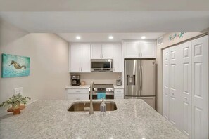 Refrigerador, microondas, horno y lavavajillas 