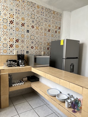 Refrigerador, microondas, parrilla de estufa y cafetera y tetera