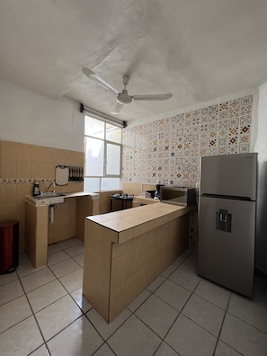 Refrigerador, microondas, parrilla de estufa y cafetera y tetera