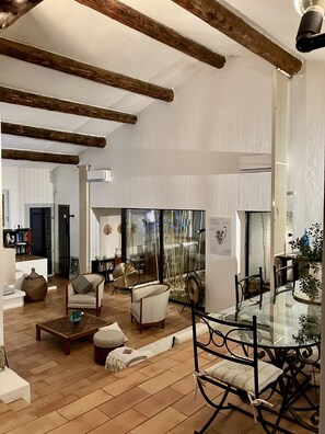 Dining - Architect-designed house in the heart of the Luberon. Vast wooded grounds and large swimming pool (Ménerbes)