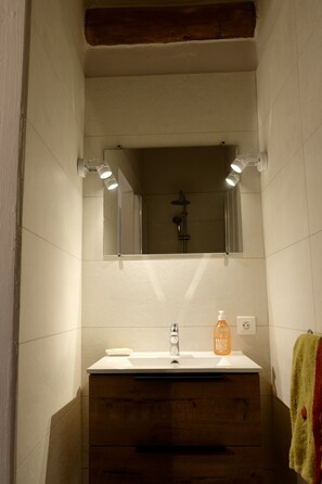 Dusche, Haartrockner, Handtücher, Seife