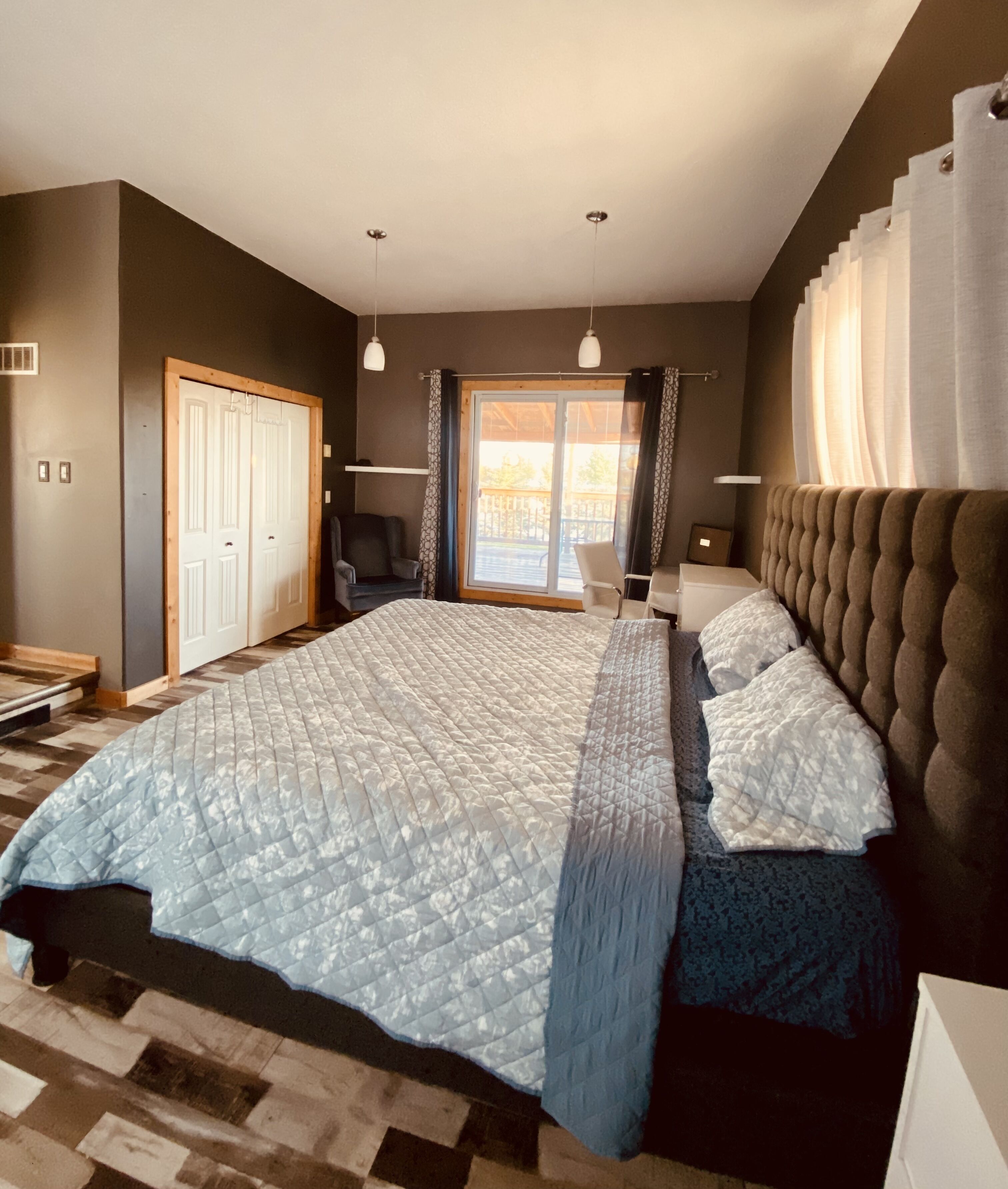 2 多间卧室、办公桌、免费 WiFi、床单