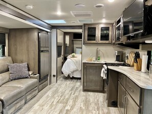 Kjøleskap, mikrobølgeovn, ovn og kokeplater