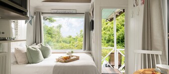 ART STUDIO - ROMANTIC ESCAPE | SLEEPS 2 | HOT TUB | BBQ | PETS ALLOWED | WI-FI