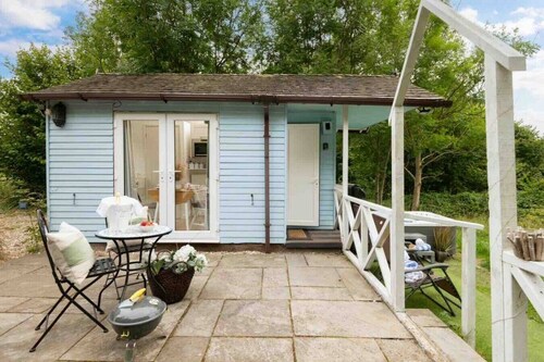 Cosy Woodland Studio with Private Hot Tub