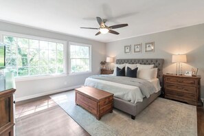 4 soverom, skrivebord, reiseseng for barn og wi-fi