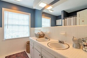 Shower, hair dryer, towels, soap - EMORY LUXURY-- Family Friendly, Prime Location! (Atlanta)