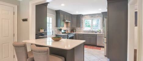 冷蔵庫、電子レンジ、オーブン、コンロ