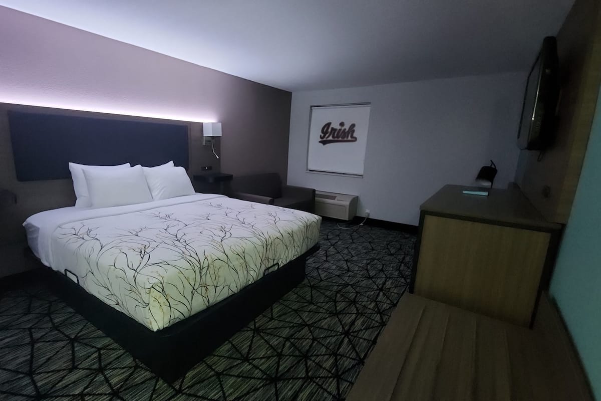 Suite, 1 Katil Raja (King), Non Smoking | Meja, langsir/tirai gelap terus, seterika/papan seterika, Wi-fi percuma