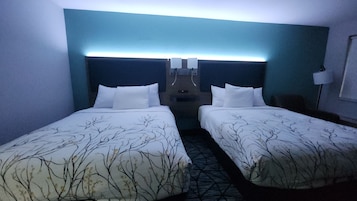 Quarto, 2 camas Queen, para não fumantes | Escrivaninha, cortinas blackout, ferros/tábuas de passar roupa
