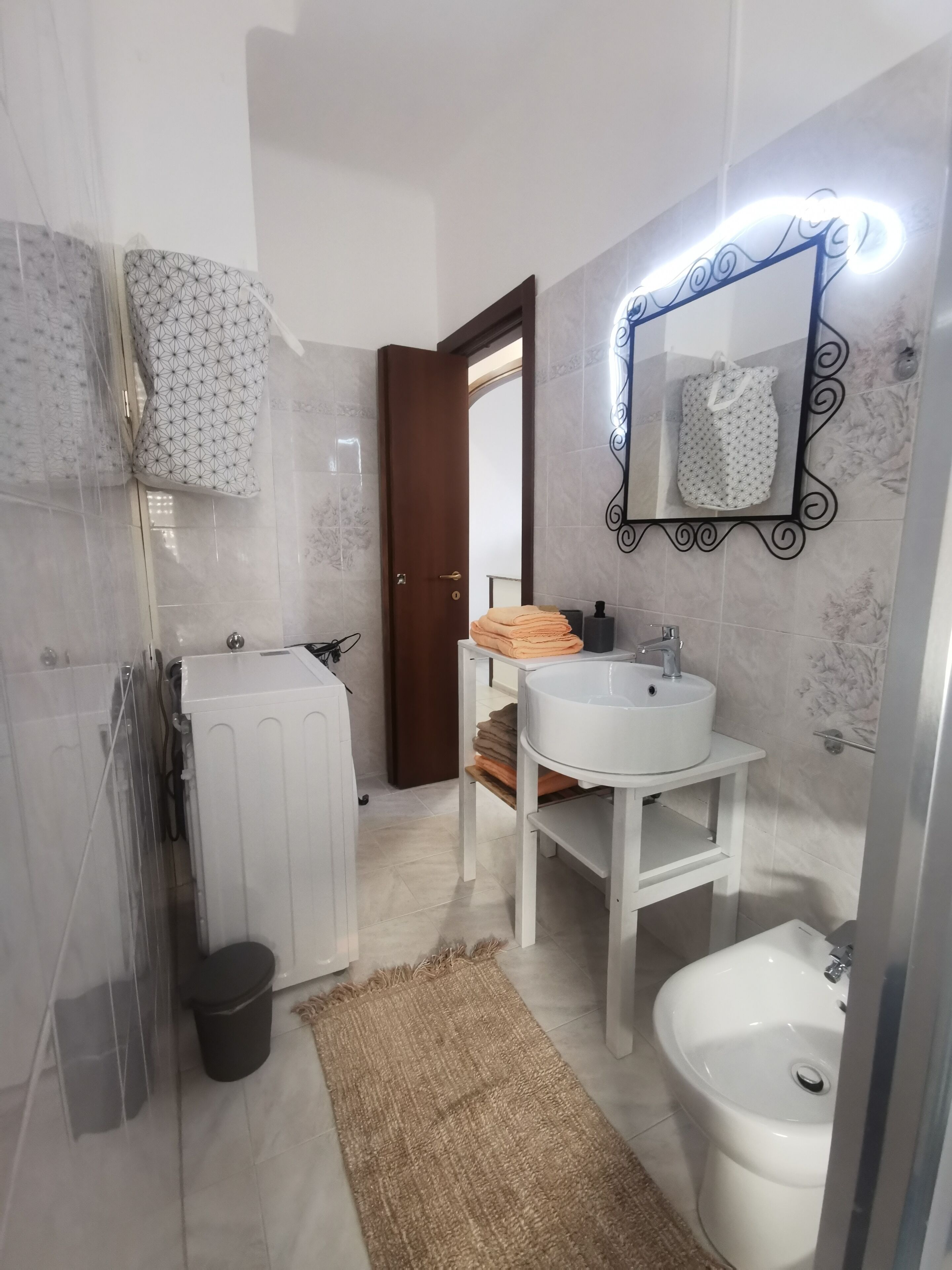 Doccia, asciugacapelli, bidet, asciugamani