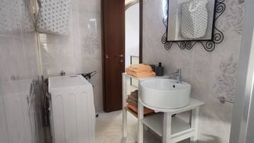 Doccia, asciugacapelli, bidet, asciugamani