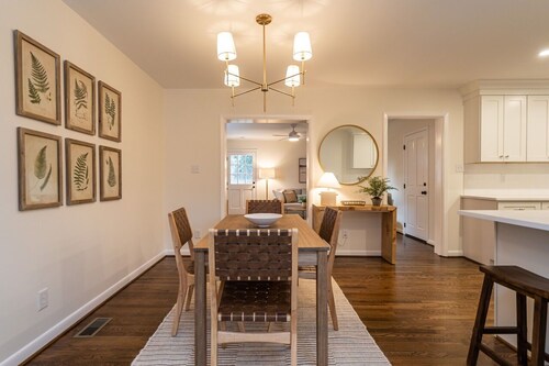 Stylish & Comfy North Hills Getaway! 