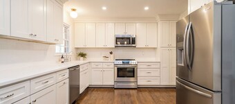 Stylish & Comfy North Hills Getaway! 