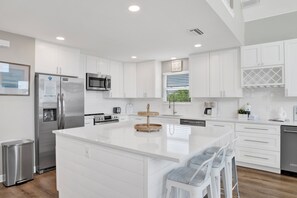 Micro-ondes, four, lave-vaisselle, cafetiĂšre/bouilloire