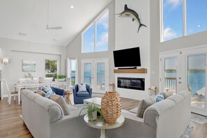 Smart TV, chimenea, reproductor de DVD y libros