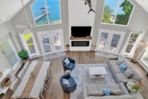 TV connectée, cheminée, lecteur de DVD, livres