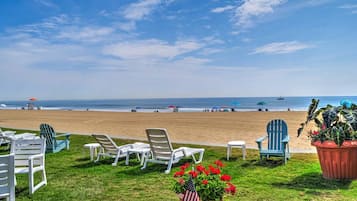 På stranden, solsenger og strandhåndklær