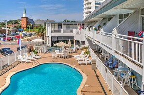 Outdoor pool - VB Condo,Boardwalk/Oceanfront,Beach, Pool,Kitchen (Virginia Beach)