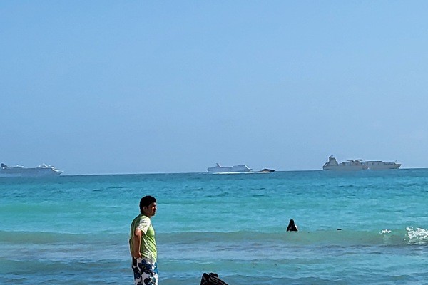 Na praia, espreguiçadeiras, toalhas de praia