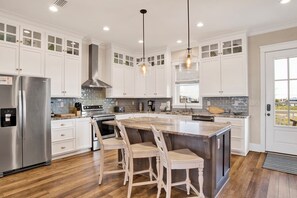 Microondas, horno, lavavajillas, cafetera/tetera