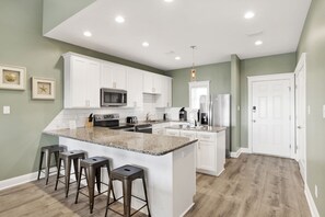 Mikroaaltouuni, uuni, astianpesukone, kahvin-/teenkeitin