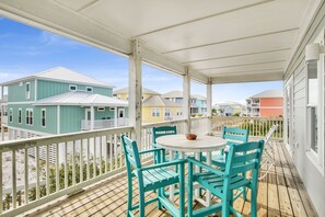 Outdoor dining - Relaxing Coastal Retreat | Pet Friendly | Community Pools and Boardwalks (Gulf Shores)