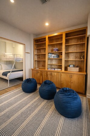5 bedrooms, desk, iron/ironing board, free WiFi