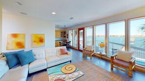 Smart-tv, boeken en een kantoor