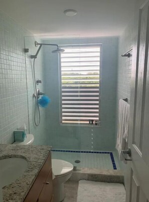 Shower, hair dryer, towels - Breezy, eco-friendly, with pool and lagoon view (Caicos Islands)