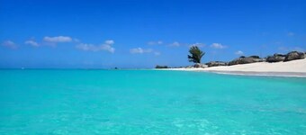 Breezy, eco-friendly, with pool and lagoon view