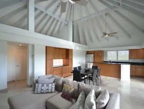 Smart-TV, Bücher, Stereoanlage