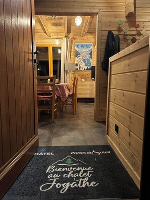 Dining - Detached chalet for 8 with outdoor jacuzzi in Chatel Porte du Soleil (Châtel)