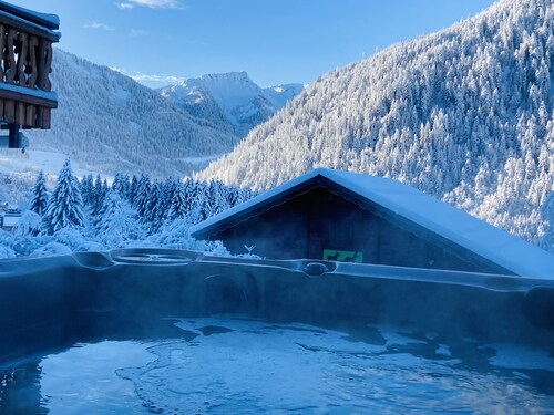 Detached chalet for 8 with outdoor jacuzzi in Chatel Porte du Soleil