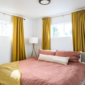 4 多间卧室、办公桌、WiFi、床单