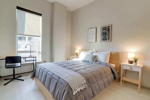 2 soverom, skrivebord, strykejern/-brett og reiseseng for barn