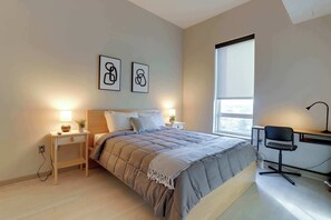 2 soverom, skrivebord, strykejern/-brett og reiseseng for barn