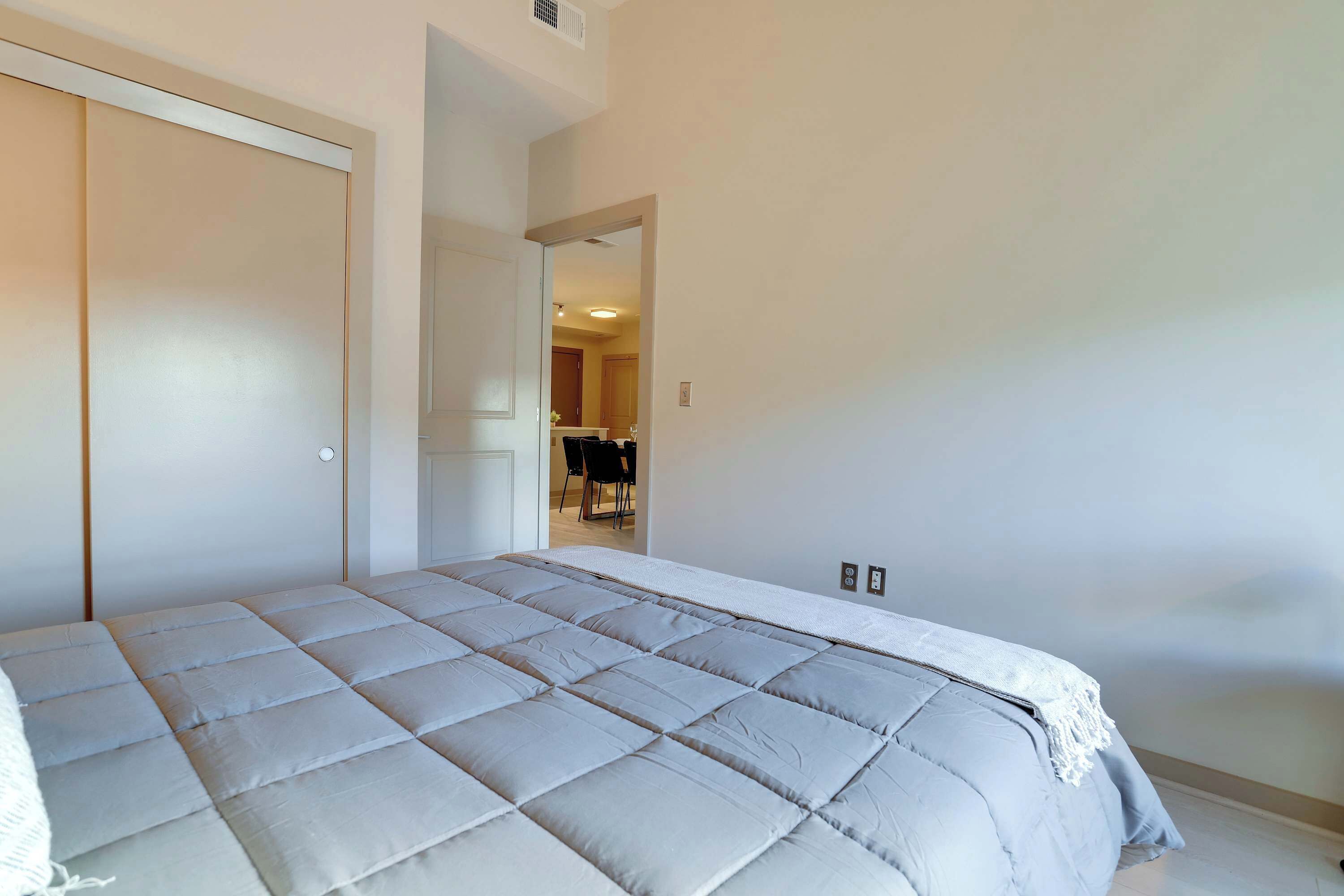 Una camera da letto con un letto, un armadio e una porta che dà su un bagno.