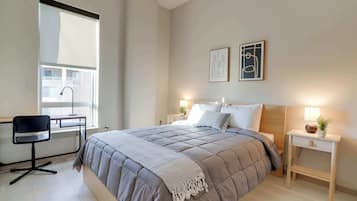 2 habitaciones, escritorio y tabla de planchar con plancha