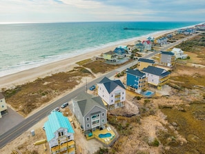 Zona residencial costera con casas cerca de una playa y el océano.
