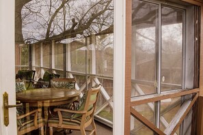 Outdoor dining - Welcome to Lake Home at the Tee Box – Your Lake Home Away From Hom (Bronston)