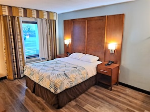 Zimmersafe, individuell eingerichtet, Schreibtisch