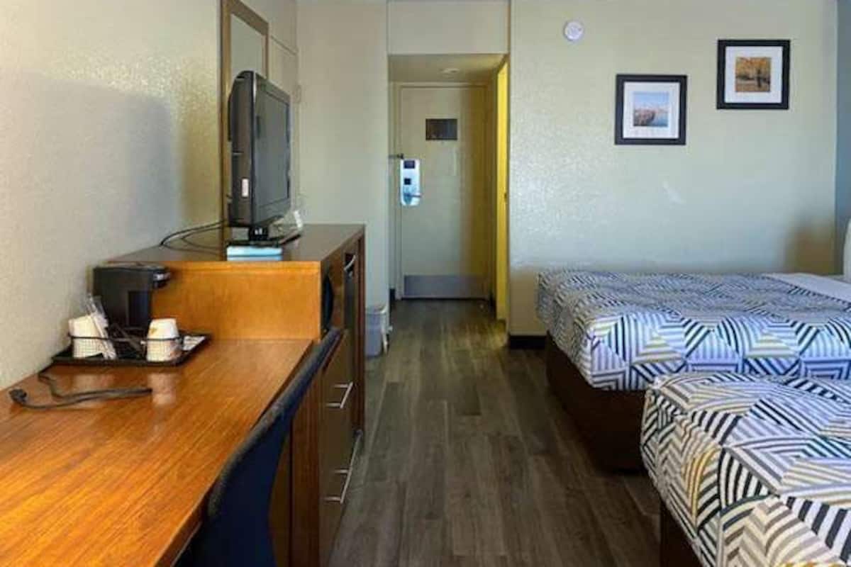 Chambre Standard, 2 lits doubles, non-fumeur, réfrigérateur et four à micro-ondes