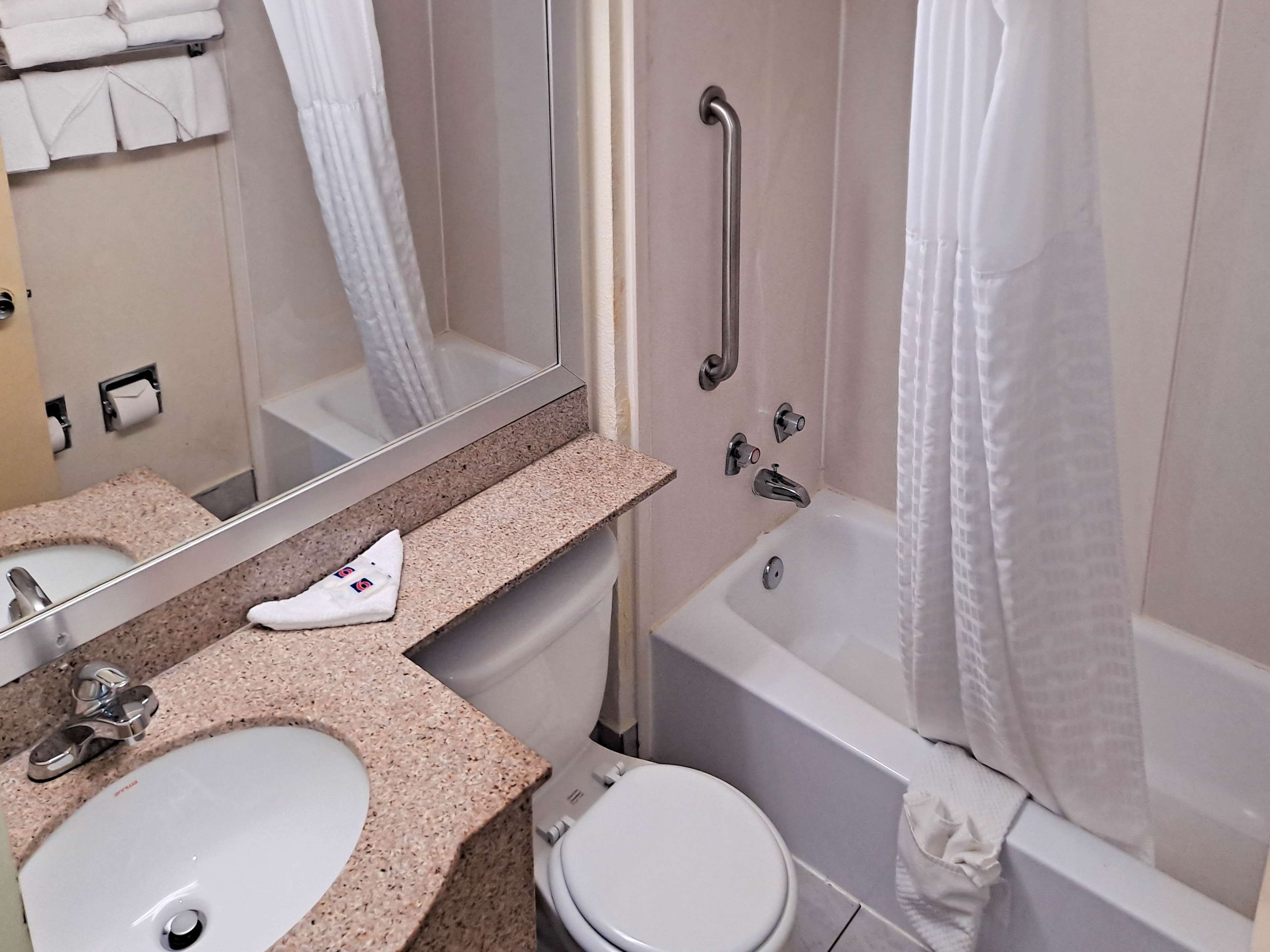 Caja de seguridad en la habitación, muebles diferentes y escritorio 