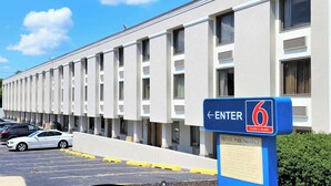 A hotel entrance with a sign indicating the number 6. - Studio 6 Suites Catonsville, Md – Baltimore West (Catonsville)