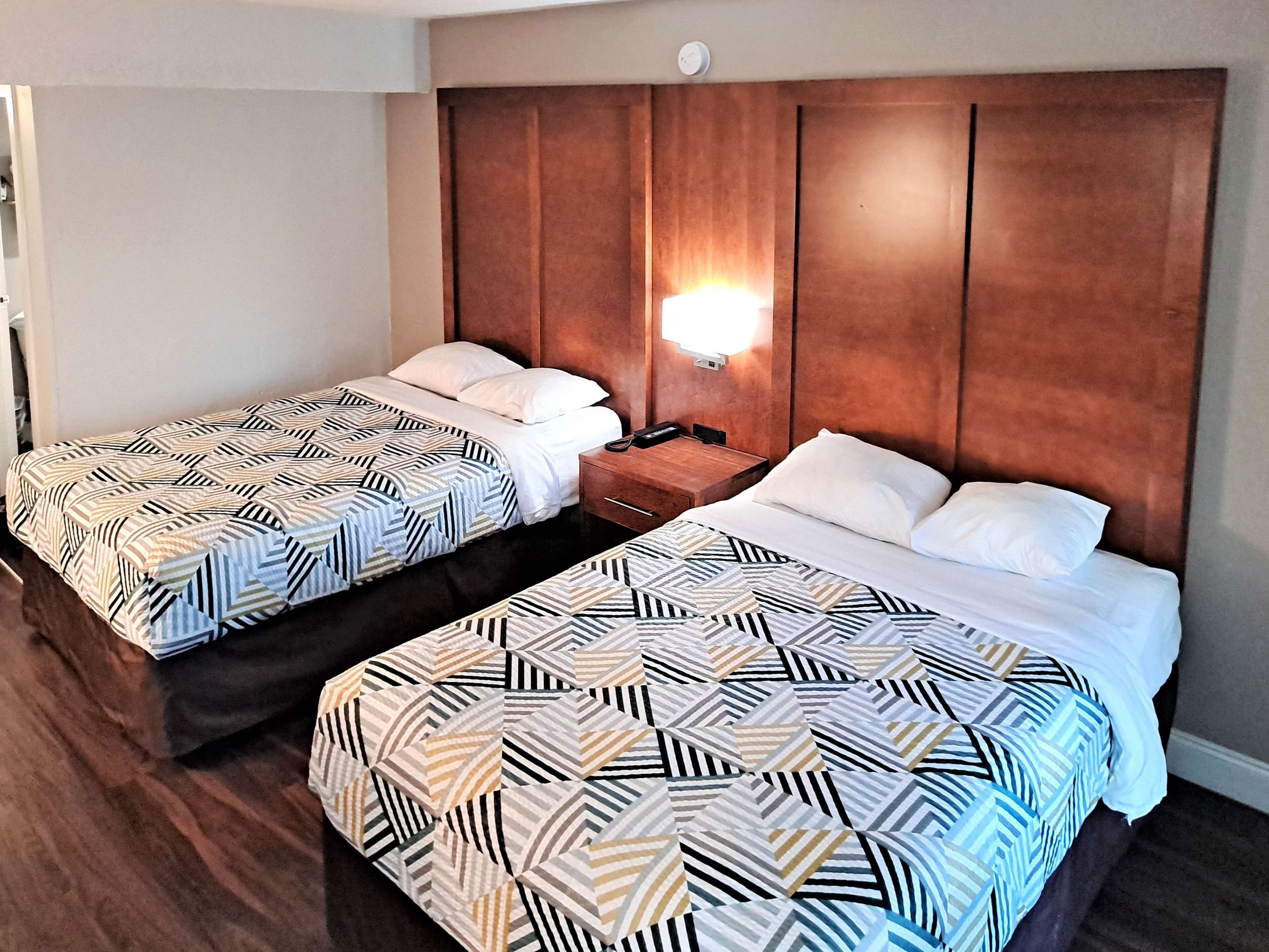 Caja de seguridad en la habitación, muebles diferentes y escritorio 