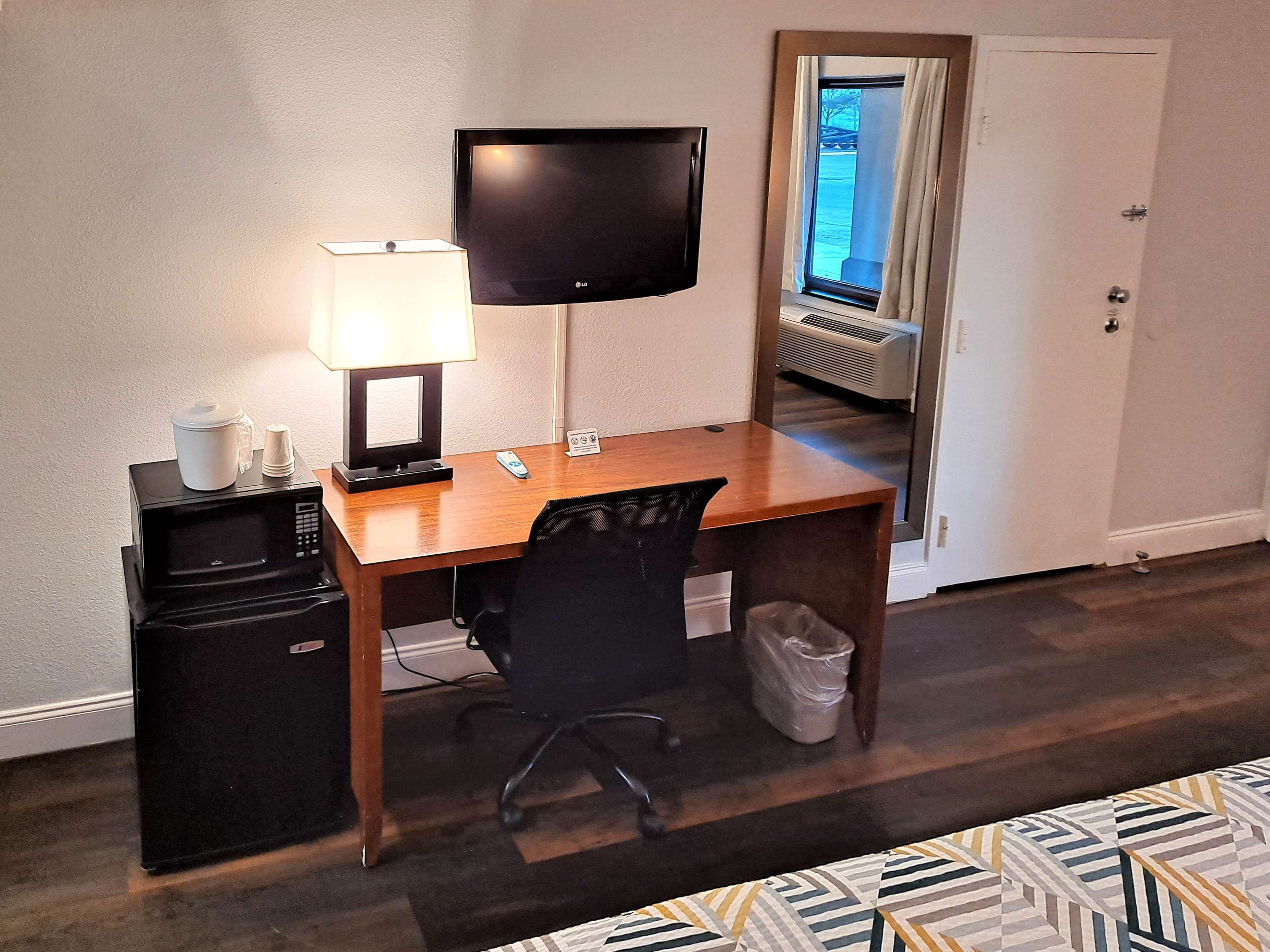 Caja de seguridad en la habitación, muebles diferentes y escritorio 