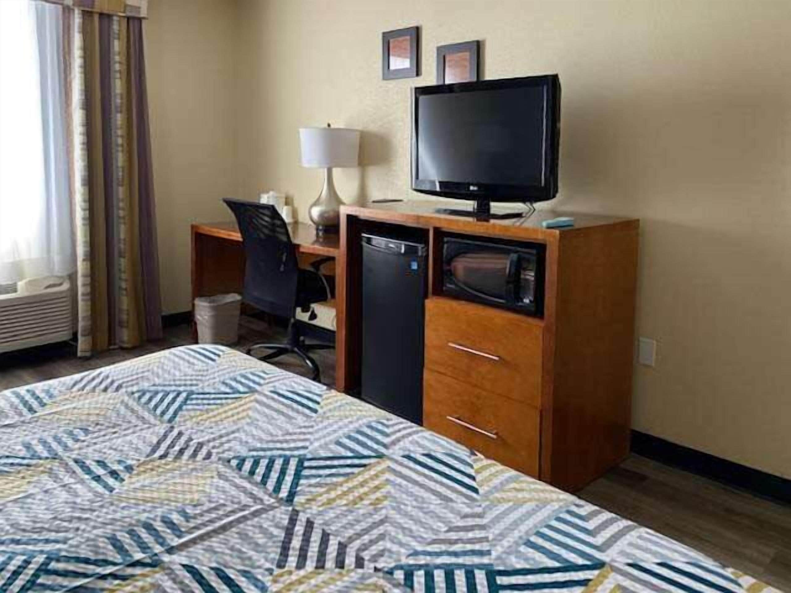 Deluxe Room, 1 King Bed, Non Smoking, Refrigerator & Microwave | In-room safe, individually furnished, desk, laptop workspace