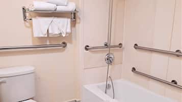 Un baño con inodoro, bañera y ducha.